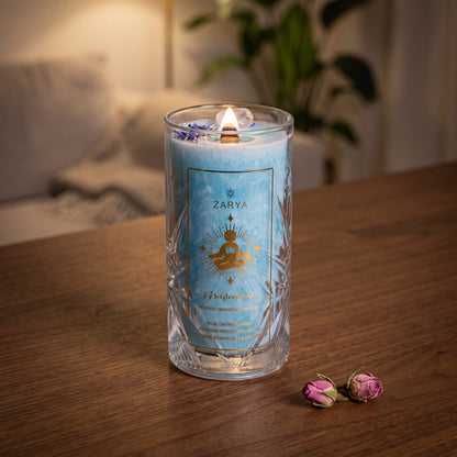 Die Kerze Meisterschaft brennt auf einem dunklen Holztisch im Wohnzimmer am Abend, daneben zwei Rosenknospen