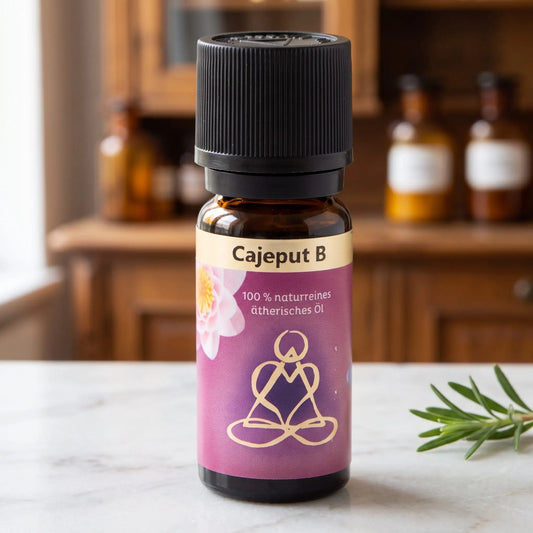 Ätherisches Öl Cajeput: Fläschchen aus Braunglas auf Marmortheke vor Apothekerschrank, daneben ein Cajeputzweig – Spirit of Gaia