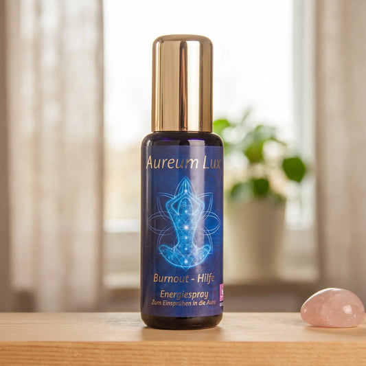 Energiespray Aureum Lux Burnout-Hilfe: Sprühflasche auf einem hellen Holzregal am Fenster mit Leinenvorhang, daneben ein Rosenquarz