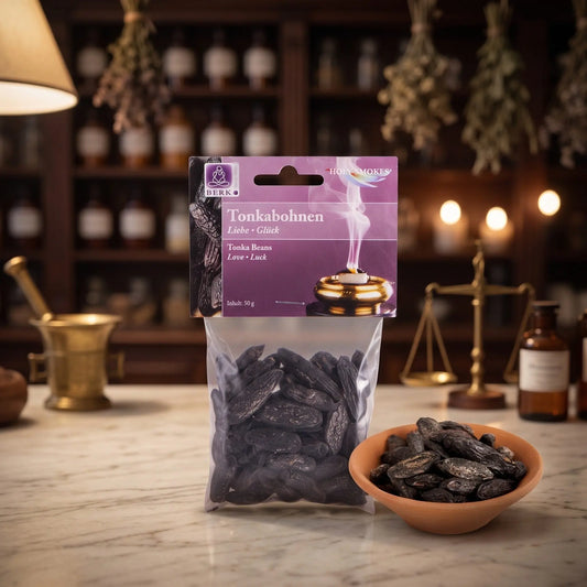 Tonkabohnen, sortenreines Räucherwerk von Berk, 50 g: Packung auf der Marmortheke einer alten Apotheke am Abend, daneben eine Terracottaschale mit ganzen Tonkabohnen – Spirit of Gaia