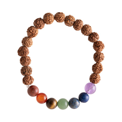 Chakra Rudraksha Armband mit Rudraksha-Samen und sieben Halbedelsteinen, freigestellt auf weißem Grund