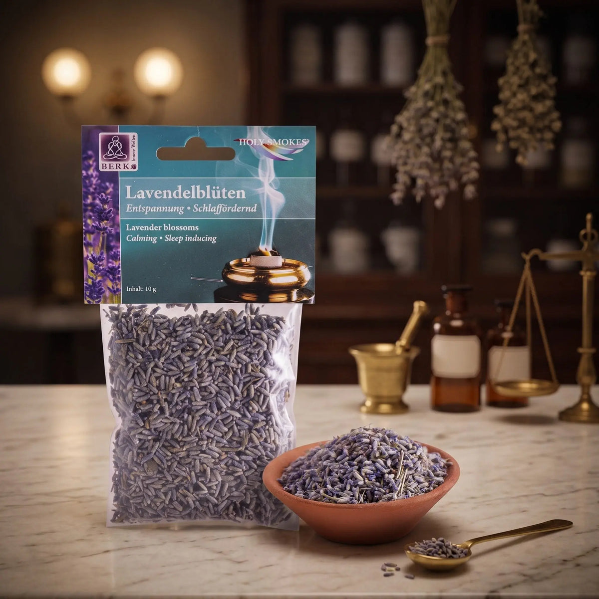 Lavendelblüten, sortenreines Räucherwerk von Berk, 10 g: Packung auf der Marmortheke einer alten Apotheke am Abend, daneben eine Terracottaschale mit getrockneten Lavendelblüten und ein Messinglöffel – Spirit of Gaia