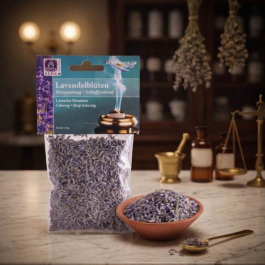 Lavendelblüten, sortenreines Räucherwerk von Berk, 10 g: Packung auf der Marmortheke einer alten Apotheke am Abend, daneben eine Terracottaschale mit getrockneten Lavendelblüten und ein Messinglöffel – Spirit of Gaia