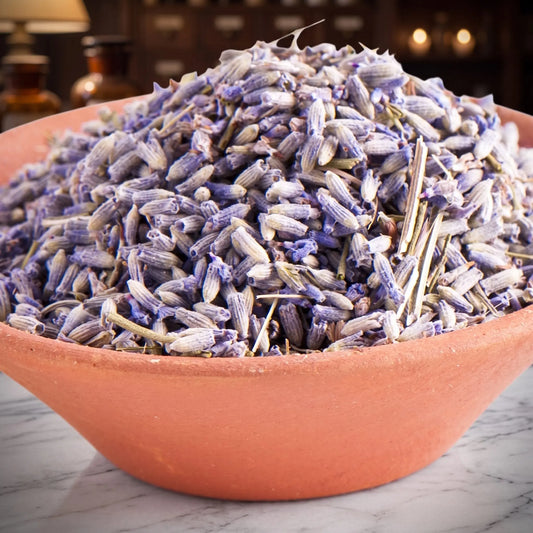 Lavendelblüten, sortenreines Räucherwerk von Berk, 10 g: Nahaufnahme der Terracottaschale mit getrockneten violett-blauen Lavendelblüten vor der warmen, unscharfen Abendapotheke – Spirit of Gaia