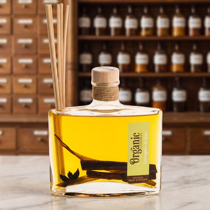 Flaschenhals des Reed Diffusers Zitronengras und Gewürze aus der Nähe: Holzstopfen, Jutekordel, Schilfrohrstäbchen und der Grashalm und die Rindenstücke im Öl