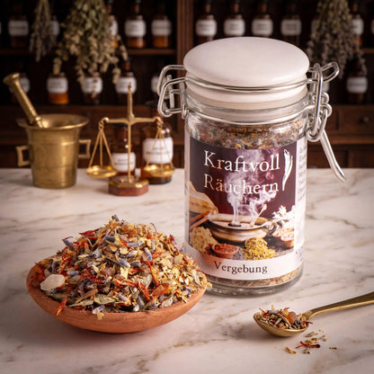 Vergebung, Räuchermischung der Reihe Kraftvoll Räuchern von Berk, 60 ml im Bügelglas: Glas auf der Marmortheke einer alten Apotheke am Abend, davor eine Terracottaschale mit der losen Mischung und ein Messinglöffel – Spirit of Gaia