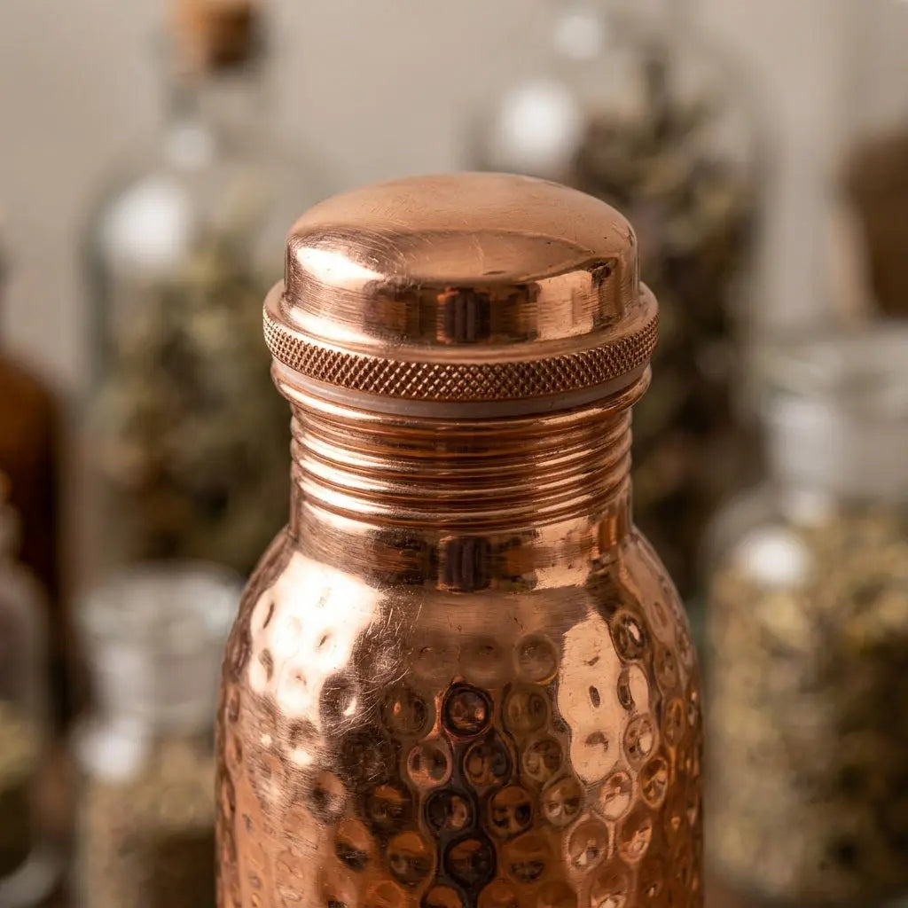 Makro-Detail der Hammerschlag-Oberfläche und Kappe der Kupfer-Trinkflasche