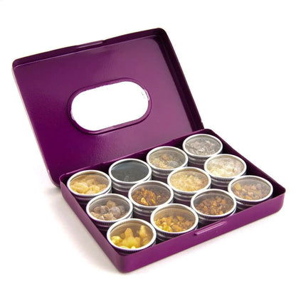 Geöffnete Metallbox des Räucherharze-Sets mit zwölf einzelnen Döschen Naturharz