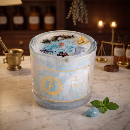 Chakra-Kerze Halschakra Vishuddha mit Aquamarin und Calcit, Duft Minze und Mandel: Kerze im Glas auf der Marmortheke einer alten Apotheke am Abend, daneben ein Aquamarin und frische Minze – Spirit of Gaia