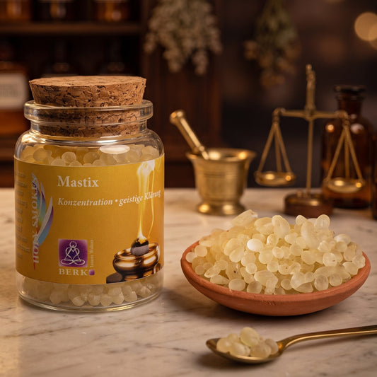 Mastix griechisch, reines Räucherharz von Berk, 60 ml im Korkglas: Korkglas auf der Marmortheke einer alten Apotheke am Abend, daneben eine Terracottaschale mit kleinen hellgelben Mastixtränen und ein Messinglöffel – Spirit of Gaia