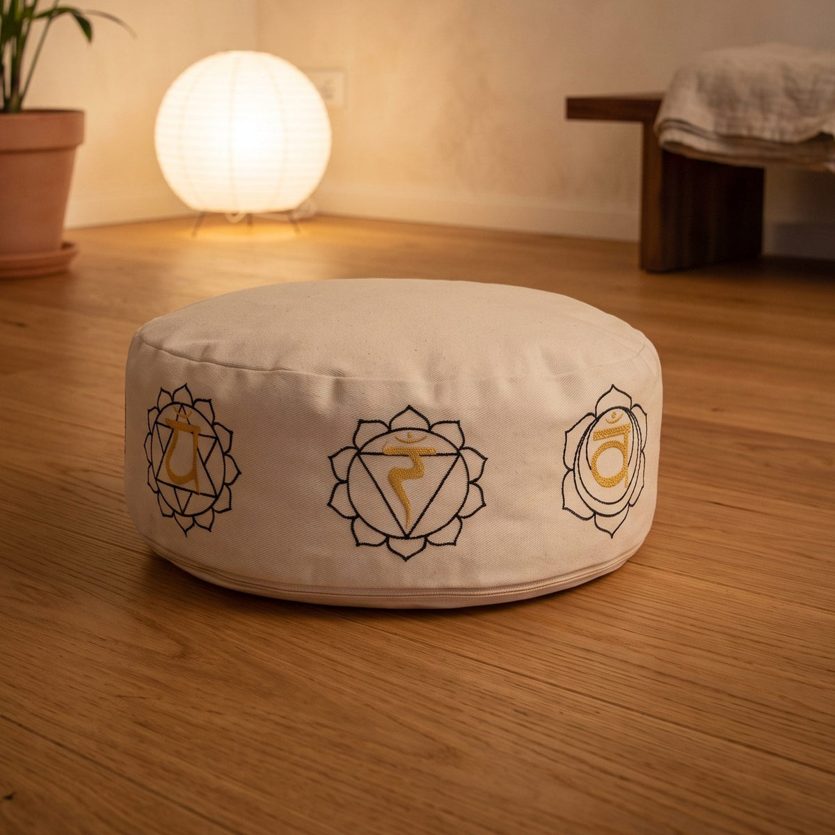 7-Chakra Meditationskissen, naturweiß, Ø 30 cm, Höhe 15 cm, Buchweizenfüllung: auf dem Holzboden eines ruhigen Meditationsraums am Abend – Spirit of Gaia