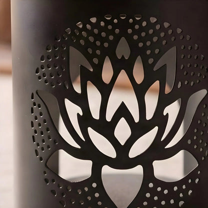 Schwarzes Räuchergefäß aus Eisen mit ausgestanztem Lotus und flacher Edelstahlschale – Detailaufnahme