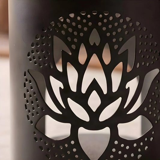 Schwarzes Räuchergefäß aus Eisen mit ausgestanztem Lotus und flacher Edelstahlschale – Detailaufnahme
