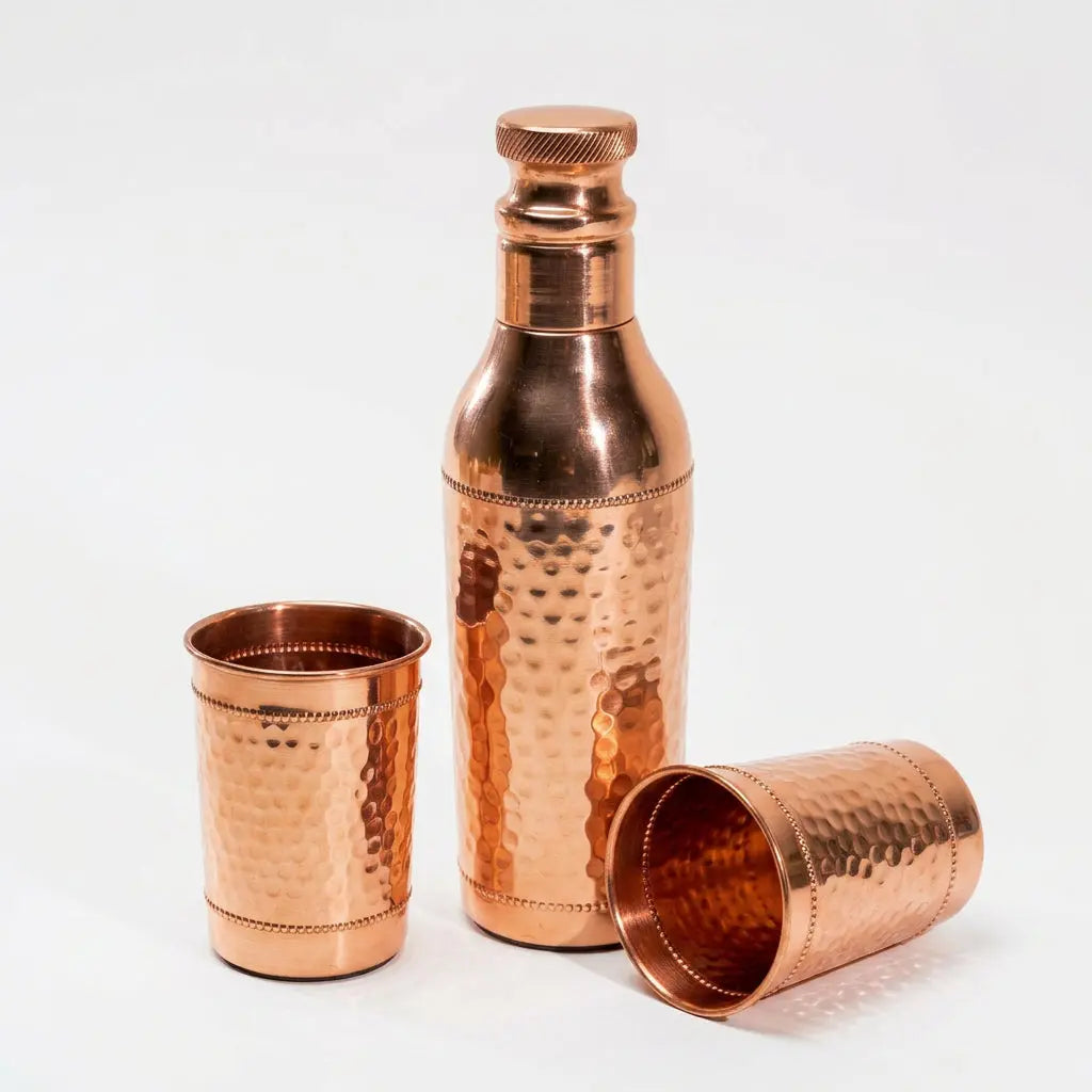 Gehämmertes Kupfer-Trinkset auf weißem Hintergrund, Flasche und zwei Becher