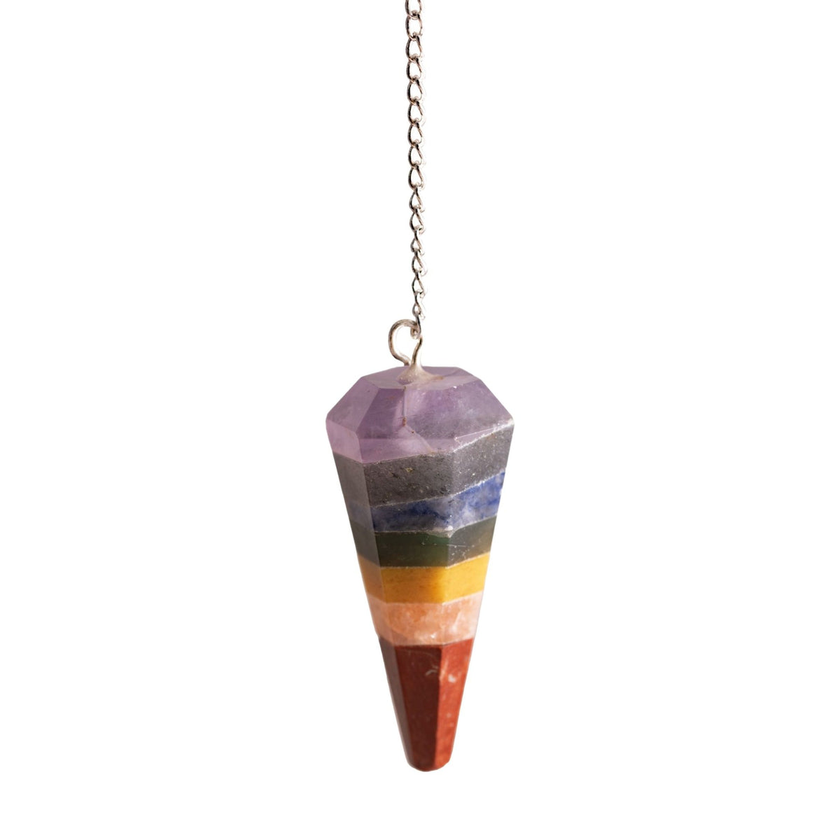 7-Chakra-Pendel mit sieben Edelsteinen und silberfarbener Kette, freigestellt auf weißem Grund