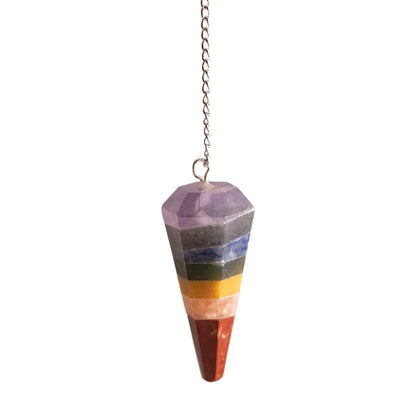 7-Chakra-Pendel mit sieben Edelsteinen und silberfarbener Kette, freigestellt auf weißem Grund