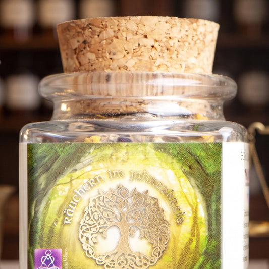 Frühlings-Äquinox – Ostara, Jahreskreisfeste-Räuchermischung von Berk, 50 ml im Korkglas: Nahaufnahme von Korken, Glashals und Etikett mit dem Lebensbaum-Motiv vor der warmen, unscharfen Abendapotheke – Spirit of Gaia