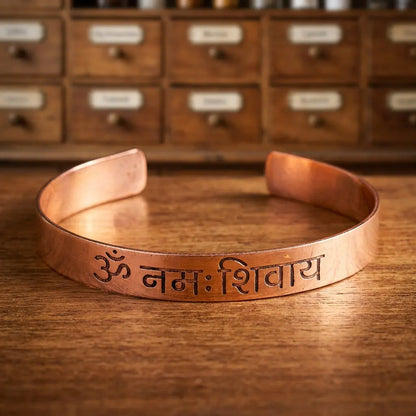 Kupferarmreif mit Om-Namah-Shivaya-Mantra aus seitlichem Blickwinkel