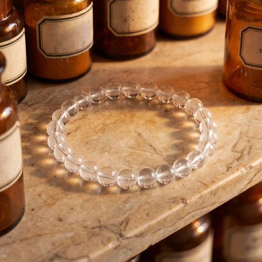 Bergkristall Armband – klares Edelstein-Kugelarmband (8 mm) auf Marmorablage im Apotheker-Stil