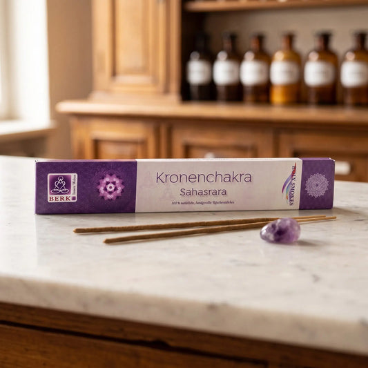 Kronenchakra Räucherstäbchen Holy Smokes: Packung auf einer Marmortheke vor einem Apothekerschrank, daneben zwei lose Räucherstäbchen und ein Trommelstein – Spirit of Gaia