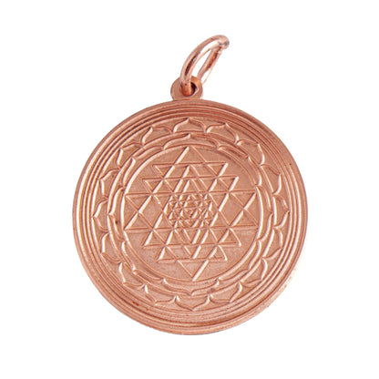 Shri Yantra Anhänger aus Kupfer mit kleiner Öse, freigestellt auf weißem Grund