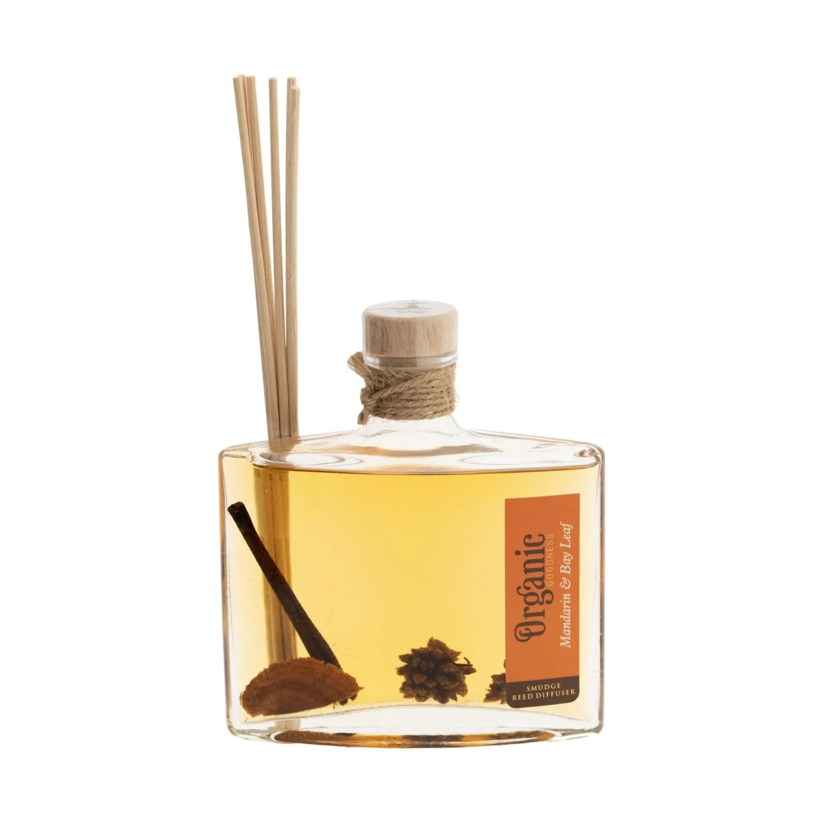 Reed Diffuser Mandarine und Lorbeerblatt, 150 ml, Flasche mit Schilfrohrstäbchen freigestellt auf weißem Grund