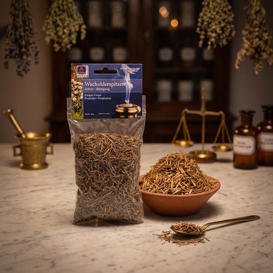 Wacholderspitzen, sortenreines Räucherwerk von Berk, 50 g: Packung auf der Marmortheke einer alten Apotheke am Abend, daneben eine Terracottaschale mit getrockneten Wacholderspitzen und ein Messinglöffel – Spirit of Gaia