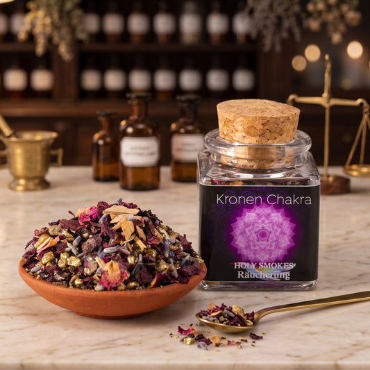 Kronenchakra, Chakra-Räuchermischung von Berk, 50 ml im Korkglas: Korkglas auf der Marmortheke einer alten Apotheke am Abend, davor eine Terracottaschale mit der losen Mischung und ein Messinglöffel – Spirit of Gaia