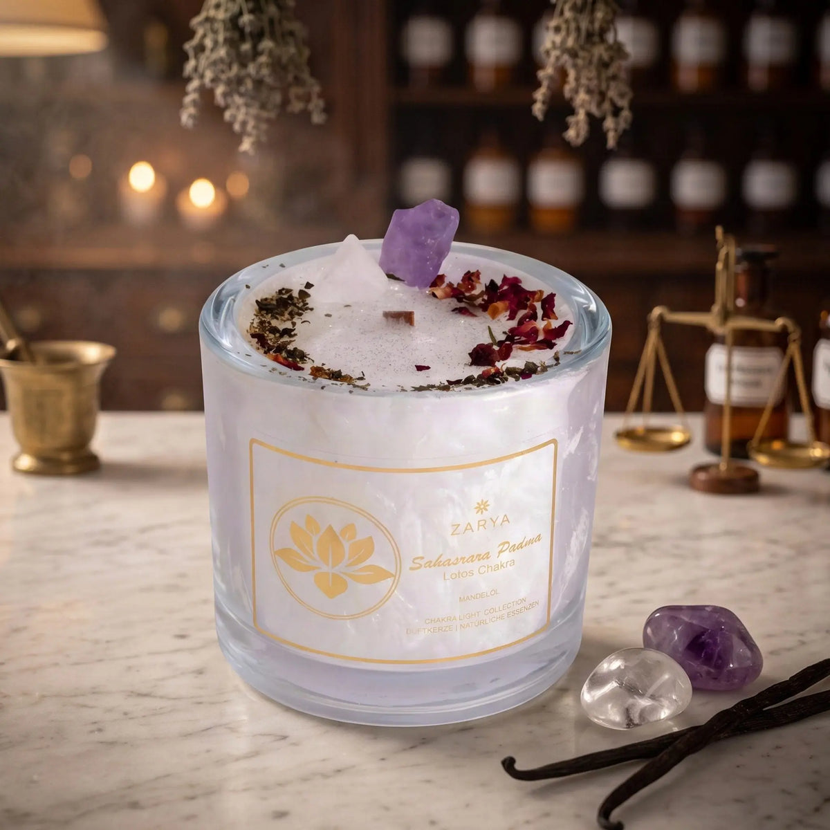 Chakra-Kerze Lotos Chakra Sahasrara Padma mit Bergkristall und Amethyst, Duft Vanille und Mandel: Kerze im Glas auf der Marmortheke einer alten Apotheke am Abend, daneben Bergkristall, Amethyst und zwei Vanilleschoten – Spirit of Gaia