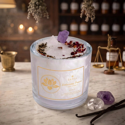 Chakra-Kerze Lotos Chakra Sahasrara Padma mit Bergkristall und Amethyst, Duft Vanille und Mandel: Kerze im Glas auf der Marmortheke einer alten Apotheke am Abend, daneben Bergkristall, Amethyst und zwei Vanilleschoten – Spirit of Gaia