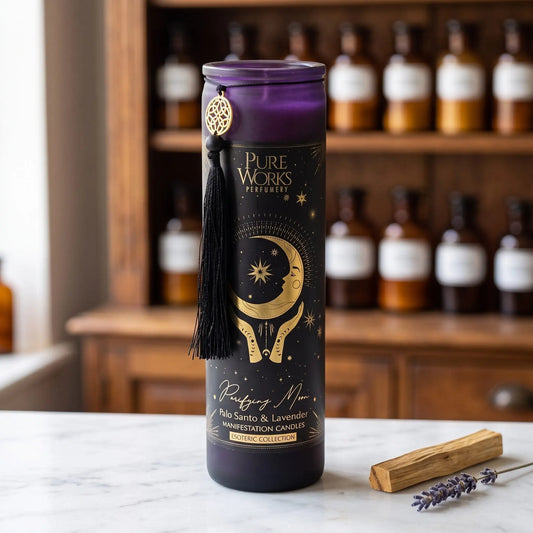 Manifestationskerze Purifying Moon (Palo Santo & Lavendel) von Pure Works: hohe Glaskerze mit violettem Glasrand, schwarzer Quaste und Goldanhänger auf Marmortheke vor Apothekerschrank, daneben Palo-Santo-Holz und Lavendel – Spirit of Gaia