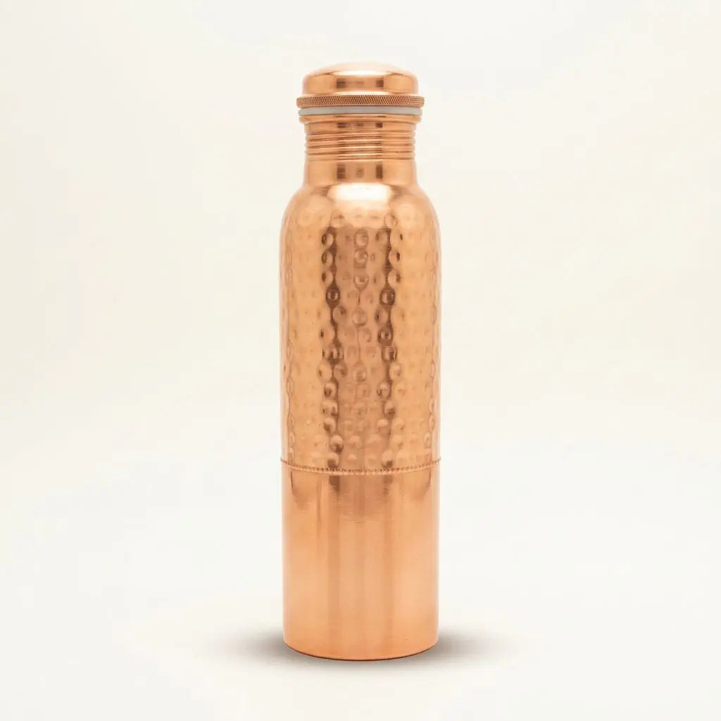 Kupfer-Trinkflasche mit Punkt-Hammerschlag freigestellt auf hellem Hintergrund mit weichem Schatten