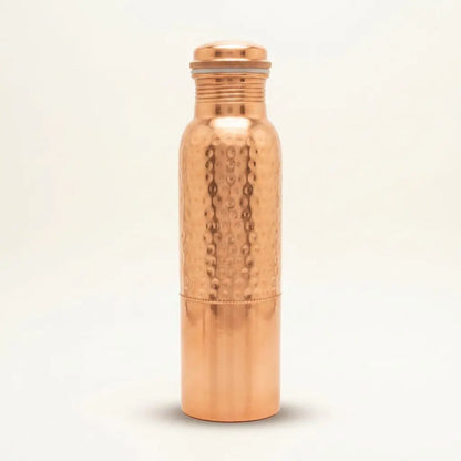 Kupfer-Trinkflasche mit Punkt-Hammerschlag freigestellt auf hellem Hintergrund mit weichem Schatten