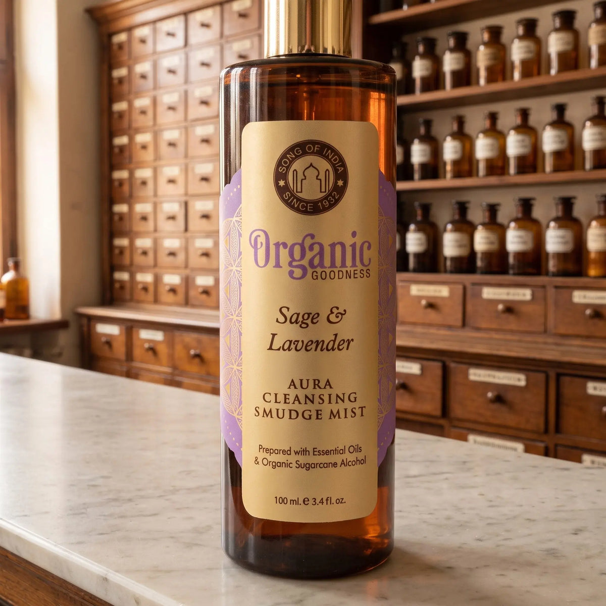 Etikett des Aura Reinigungssprays Salbei und Lavendel aus der Nähe: Siegel Song of India, Organic Goodness und Aura Cleansing Smudge Mist