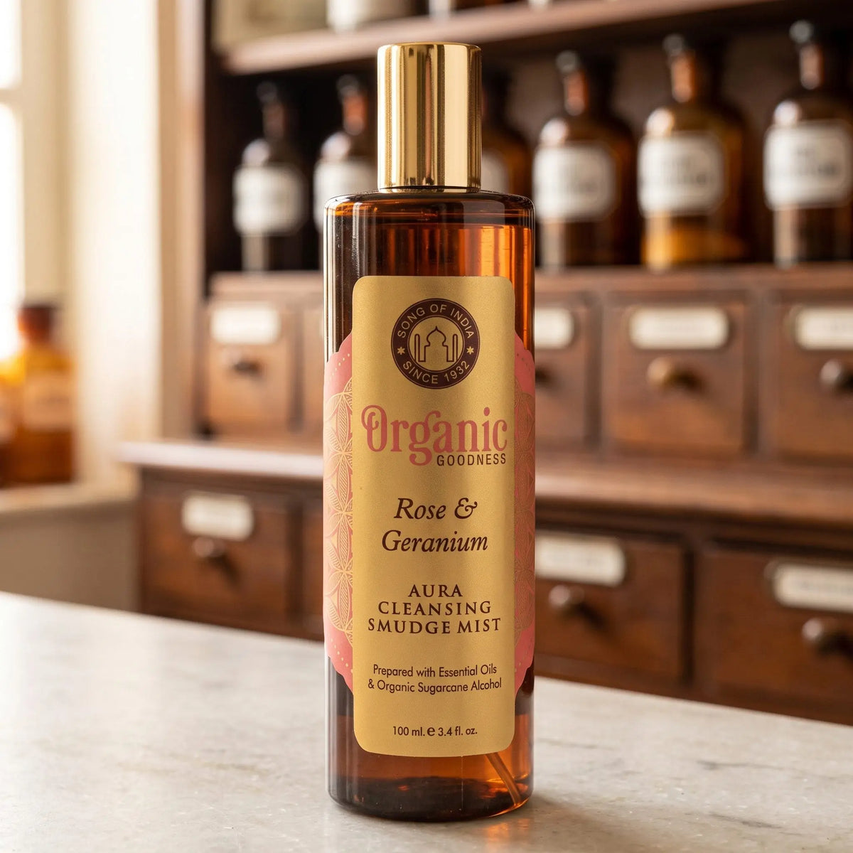 Etikett des Aura Reinigungssprays Rose und Geranie aus der Nähe: Siegel Song of India, Organic Goodness und Aura Cleansing Smudge Mist