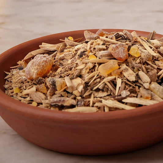 Meditationsräucherung, Räuchermischung der Reihe Einfach Räuchern von Berk, 50 ml im Korkglas: Nahaufnahme der Terracottaschale mit hellen Holzspänen und Harzstücken vor der warmen, unscharfen Abendapotheke – Spirit of Gaia