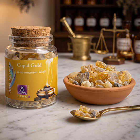 Copal Gold, reines Räucherharz von Berk, 60 ml im Korkglas: Korkglas auf der Marmortheke einer alten Apotheke am Abend, daneben eine Terracottaschale mit goldgelben Copalstücken und ein Messinglöffel – Spirit of Gaia