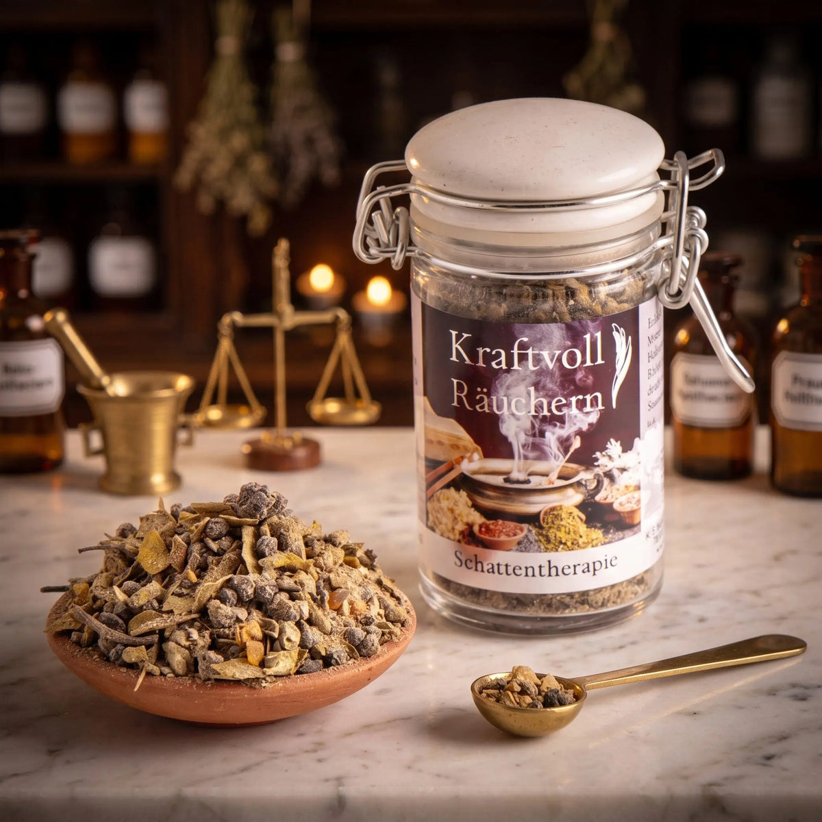 Schattentherapie, Räuchermischung der Reihe Kraftvoll Räuchern von Berk, 60 ml im Bügelglas: Glas auf der Marmortheke einer alten Apotheke am Abend, davor eine Terracottaschale mit der losen Mischung und ein Messinglöffel – Spirit of Gaia