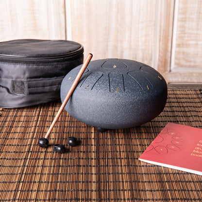 Die große dunkelblaue Steeldrum mit Klangstab, Fingerkuppen, Liederbuch und Tasche