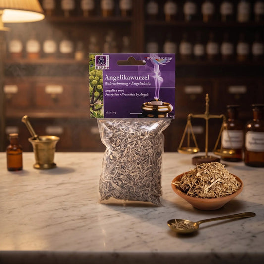 Angelikawurzel (Engelwurz), sortenreines Räucherwerk von Berk, 30 g: Packung auf der Marmortheke einer alten Apotheke am Abend, daneben eine Terracottaschale mit geschnittener Angelikawurzel und ein Messinglöffel – Spirit of Gaia