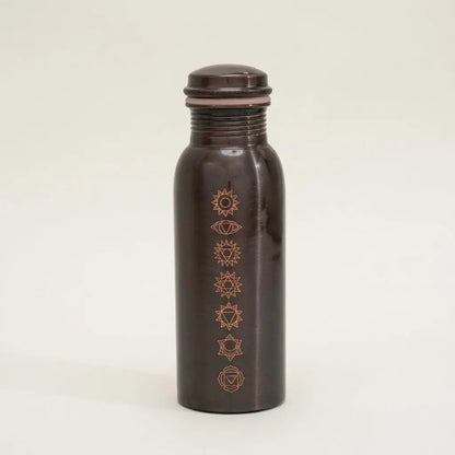 Kupfer-Trinkflasche 7 Chakren antik freigestellt auf hellem Hintergrund mit weichem Schatten