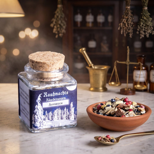 Aufbruch, Rauhnachts-Räucherung von Berk, 50 ml im Korkglas: Korkglas mit blauem Winteretikett auf der Marmortheke einer alten Apotheke am Abend, daneben eine Terracottaschale mit der losen Mischung und ein Messinglöffel – Spirit of Gaia