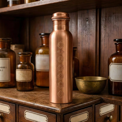 Matte Kupfer-Trinkflasche 7 Chakren aus seitlichem Blickwinkel im Apothekerregal