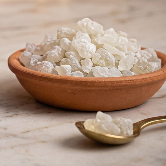 Dammar weiß, reines Räucherharz von Berk, 60 ml im Korkglas: Nahaufnahme der Terracottaschale mit klaren, fast farblosen Dammarkristallen auf der Marmortheke – Spirit of Gaia