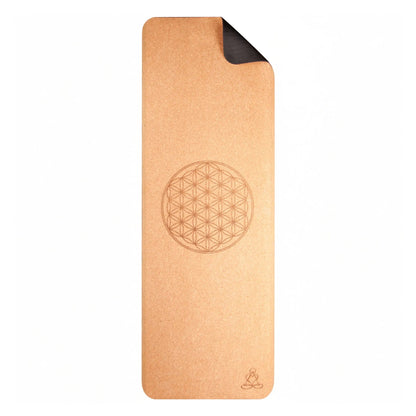 EcoCork Yogamatte aus Naturkork und TPE, 183 × 61 cm, 6 mm, Blume des Lebens: Draufsicht auf die flache Matte mit umgeschlagener Ecke, freigestellt auf Weiß