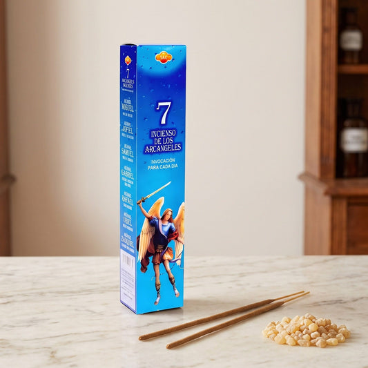 Räucherstäbchen 7 Erzengel: Packung auf einer Marmortheke vor einem Apothekerschrank, davor zwei lose Räucherstäbchen und Weihrauchkörner – Spirit of Gaia