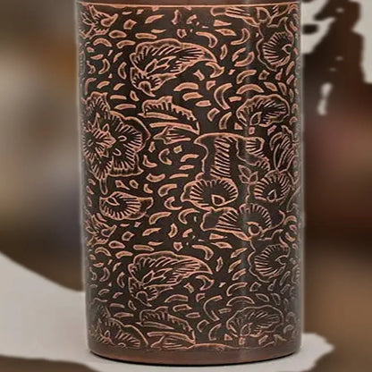 Makro des gravierten Blumenmusters auf der antiken Kupfer-Trinkflasche
