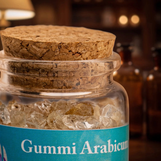Gummi Arabicum, reines Räucherharz von Berk, 60 ml im Korkglas: Nahaufnahme des Glases mit Gummi Arabicum, Korken und Etikett vor der warmen, unscharfen Abendapotheke – Spirit of Gaia