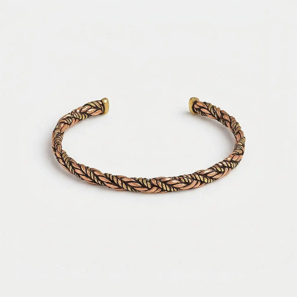 Gedrehtes Armband dreifach Twist, Kupfer & Messing, Freisteller auf weißem Untergrund