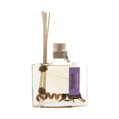 Reed Diffuser Salbei und Lavendel, 150 ml, Flasche mit Schilfrohrstäbchen freigestellt auf weißem Grund